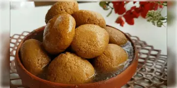 Read more about - Nolen Gurer Rosogolla | দোকানের মতো সুস্বাদু নলেন গুড়ের রসগোল্লা বানান বাড়িতেই! সঙ্গে জানুন নলেন গুড়ের নাম কেন 'নলেন'?