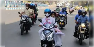 Read more about - জ্বালানির মূল্যবৃদ্ধির প্রতিবাদে ই-স্কুটারে করে নবান্ন গেলেন মুখ্যমন্ত্রী, চালক ফিরহাদ হাকিম।