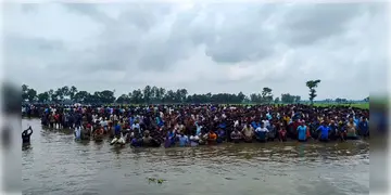 Read more about - Bangladesh Border | পশ্চিমবঙ্গের বিভিন্ন সীমান্তে বাংলাদেশি হিন্দুদের ভিড়! গত ৩ দিনে BGB'র সঙ্গে ৮৩টি বৈঠক করলো বিএসএফ