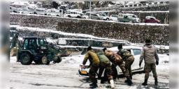 Read more about - Lachen | ফেরা হলো না গ্যাংটকে, ফের বৃষ্টি-তুষারপাতের জেরে আজও লাচেনে আটকে বহু পর্যটক!