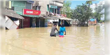 Read more about - Midnapore | বৃষ্টিতে বানভাসি মেদিনীপুর, ডুবেছে ঘাটাল-চন্দ্রকোনা, ঘরছাড়া ৩৭ হাজার, মৃত ২