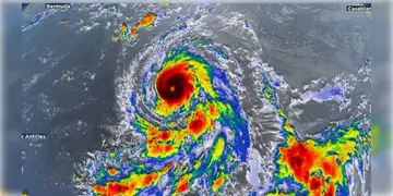 Read more about - Hurricane Kirk । হাওয়ার সর্বোচ্চ গতিবেগ হতে পারে ঘণ্টায় ১৯৫ কিমি! ক্রমশ শক্তিশালী হচ্ছে ক্যাটেগরি ৩ এর 'হারিকেন কির্ক'