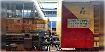 Read more about - Robbery | দার্জিলিং মেলে ছিনতাই দুষ্কৃতীদের, খোয়া গেলো ৫০ হাজার টাকা! আতঙ্কে যাত্রীরা