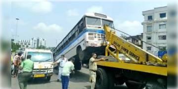 Read more about - রেষারেষির ফলে ফের দুর্ঘটনা ঘটল দ্বিতীয় হুগলি সেতুতে, মৃত ১