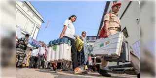 Read more about - Bihar Election 2025 | বিহারে বাজলো ভোটের দামামা, প্রথম দিনেই ভাগ্যপরীক্ষা লালুপ্রসাদ-এর দুই ছেলের!