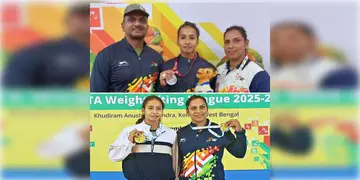 Read more about - Weightlifting | কলকাতার মঞ্চে নয়া নজির, ভারোত্তোলনে সোনা জিতলো মা-মেয়ে!