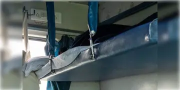 Read more about - Railway | ট্রেনে ফের প্রাণ হারালেন যাত্রী! বার্থ ভেঙে পড়ে মৃত্যু হল এক বৃদ্ধের!