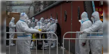 Read more about - নতুন করে ফের অতিমারীর আশঙ্কা দেখা দিচ্ছে চিনে! করোনা সংক্রমণের মাত্রা দৈনিক ৪০,০০০ ছাড়াল