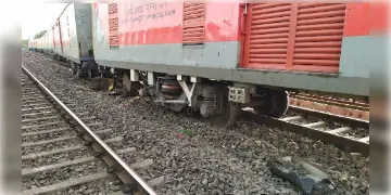 Read more about - সাঁকরাইলের কাছে পার্সেল এক্সপ্রেস লাইনচ্যুত হয়েছে, হাওড়ার দক্ষিণ-পূর্ব শাখায় আটকে বহু ট্রেন