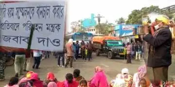 Read more about - কলকাতায় আদিবাসী সম্মেলনে যেতে পর্যাপ্ত বাস না মেলায় বাঁকুড়ার রাইপুরে পথ অবরোধ সাঁওতাল সংগঠনের