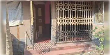 Read more about - Hooghly Unnatural Death । নাবালিকার মৃতদেহ আগলে কাঁদছেন মা, দুর্গন্ধে ছেয়ে যাচ্ছে বাড়ি , অদ্ভুত কান্ড হুগলিতে