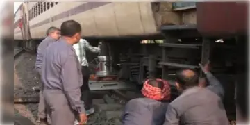Read more about - Train Derailed । ফের ট্রেন দুর্ঘটনার কবলে শালিমার এক্সপ্রেস! লাইনচ্যুত ট্রেনের দুটি কামরা