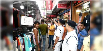 Read more about - Hawkers । 'হকারদের উচ্ছেদ করা লক্ষ্য নয়, বরং করে দেওয়া হবে স্টল'! ‘দখল’ মুক্তি অভিযানের মাঝেই বার্তা মুখ্যমন্ত্রী মমতার!