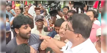 Read more about - Jadavpur | গাঙ্গুলিবাগানে ধর্মঘটকে কেন্দ্র করে পুলিশের সঙ্গে বামেদের ধস্তাধস্তি! আটক সৃজন-সহ ১৯ জন!