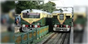 Read more about - ১৪ জন রেল কর্মীর করোনা সংক্রমনে আজও বাতিল শিয়ালদহ ডিভিশনের ২৬ টি লোকাল ট্রেন