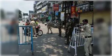 Read more about - করোনা সংক্রমনের জেরে হাওড়া শহরকে ভাগ করা হল মাইক্রো কনটেনমেন্টে, ৩ দিন বন্ধ থাকবে বাজার