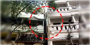 Read more about - Tangra | এবার হেলে গেলো ট্যাংরার নির্মীয়মাণ বাড়ি! গ্যাপ নেই দুটি বহুতলের মাঝে! আতঙ্ক ছড়িয়েছে এলাকায়