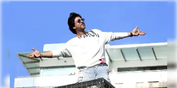 Read more about - SRK Birthday | পরীক্ষায় ভালো নম্বর করায় সিনেমা দেখাতে নিয়ে যান মা! সিনেমার প্রতি প্রেমে পড়া সেই শিশুই বর্তমানে বলিউড 'কিং'!
