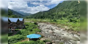 Read more about - Offbeat Places Near Darjeeling | দার্জিলিংয়ের কাছে ভিন্ন প্রকৃতির স্বাদ! প্রকৃতির মাঝে হারাতে ঘুরে আসুন রঙ্গিতের তীরে বিজনবাড়িতে!