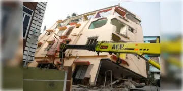 Read more about - Kamarhati | একসঙ্গে ৫৭ টি বাড়ি ভেঙে ফেলার নির্দেশ! ৭টি বাড়ির মালিকের বিরুদ্ধে জারি FIRও!