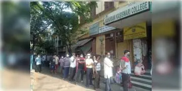 Read more about - শেষ দফার ভোটে নজরে কলকাতা, ভোটের আগেই সকালে  বোমাবাজি কলকাতায়