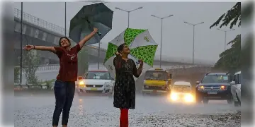 Read more about - ফের তাপমাত্রার পারদ চড়ছে, রয়েছে প্রবল বৃষ্টিপাতের সম্ভাবনা, জানুন আবহাওয়া দফতরের পূর্বাভাস