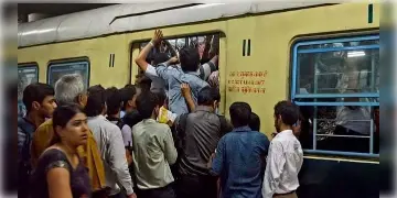 Read more about - Sealdah-Bongaon | অফিস টাইমে বনগাঁ লোকাল পাবেন ১৫ মিনিট অন্তর? বড় পরিকল্পনা পূর্ব রেলের!