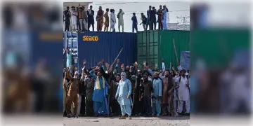 Read more about - Pakistan | TLP-আন্দোলনের ২য় দিনে রক্তাক্ত ইসলামাবাদ! পুলিশের গুলিতে মৃত ১১, গৃহযুদ্ধের আশংকা পাক-ভূমিতে