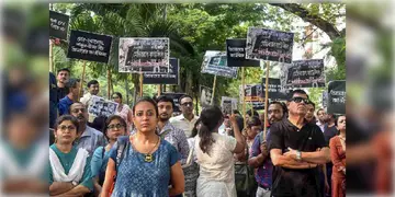 Read more about - R G Kar | মেডিক্যাল কলেজগুলিতে 'থ্রেট কালচার' বন্ধ করতে একই হাসপাতাল থেকে সাসপেন্ড করা হলো ৪০ জন ডাক্তারি পড়ুয়াকে