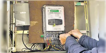 Read more about - Smart Meter | জেলায় জেলায় বিক্ষোভ, আপাতত স্মার্ট মিটার লাগানোর কাজ বন্ধ করছে রাজ্যের বিদ্যুৎ দপ্তর!