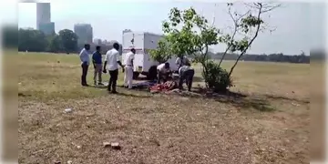 Read more about - Kolkata Maidan । ময়দানে সাবধান ! সাতসকালে লাশ উদ্ধার ময়দান টেন্টের ফুটপাথে