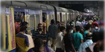 Read more about - Eastern Railway | মহিলাদের জন্য সংরক্ষিত কামরার বাড়ানোয় বিক্ষোভ নিত্যযাত্রীদের! এবার এই নিয়ে মুখ খুললো পূর্ব রেল!