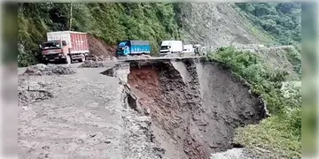 Read more about - Landslide । সিকিমের পর দার্জিলিং! ১০ নম্বর জাতীয় সড়কে ধস নেমে বন্ধ যান চলাচল!