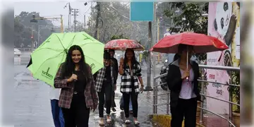 Read more about - WB Weather | বিকেল হতেই ফের আবহাওয়া বদল, ছ'টি জেলায় বজ্রবিদ্যুৎ সহ হালকা থেকে মাঝারি বৃষ্টির সতর্কতা