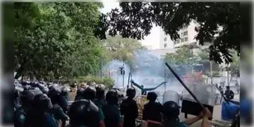 Read more about - Bangladesh | ইউনুসের বাসভবন ঘেরাও অভিযানের ডাক, পড়ুয়াদের ওপর চললো লাঠিপেটা! রেয়াত করা হয়নি শিক্ষকদেরও!