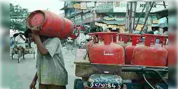 Read more about - উৎসবের মরশুমে বিরাট সুখবর, রান্নার গ্যাস এবার পাওয়া যাবে অর্ধেক দামে, জানুন বিস্তারিত