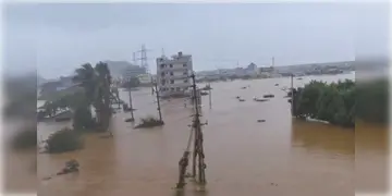 Read more about - Cyclone Asna | ঘূর্ণিঝড় 'আসনা'র প্রভাবে কার্যত জলমগ্ন অন্ধ্রপ্রদেশ ও তেলেঙ্গানা, মৃত্যু অন্তত ২৪ জনের, বাতিল শতাধিক ট্রেন
