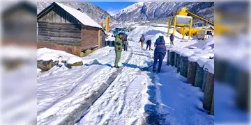 Read more about - Sikkim Snowfall | বরফের চাদরে ঢাকলো সিকিমের বিস্তীর্ণ এলাকা! ইয়ুমথাং, লাচেন, লাচুংয়ে হচ্ছে সোমবার থেকে তুষারপাত