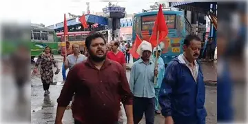 Read more about - Bharat Bandh | বন্ধ ঘিরে অশান্তি রাজ্যজুড়ে, সাতসকালে রেল অবরোধ, ভোগান্তিতে নিত্যযাত্রীরা!